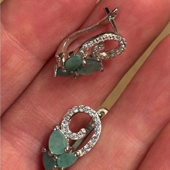 Elegant Silver and Emeralds Earrings - Picture 7 of 7